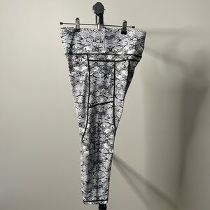 Zyia cobra metallic capri light n tight